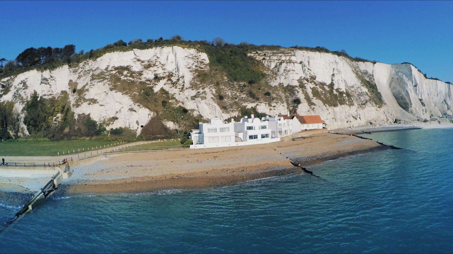 Sea Purse occupies a dramatic and stunning location at St Margaret's Bay