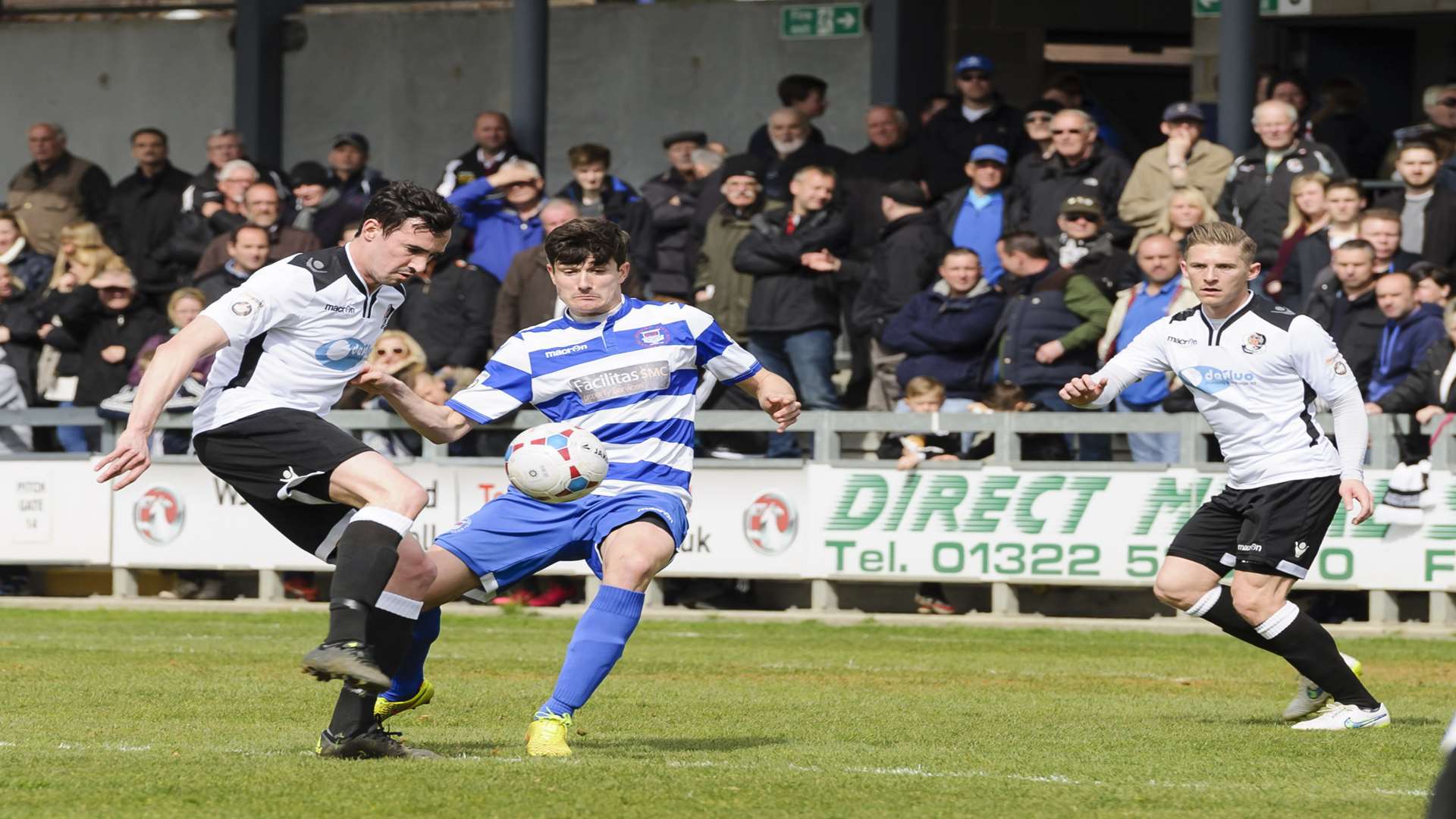 Danny Harris controls the ball in Oxford's penalty area as Andy Pugh looks on Picture: Andy Payton