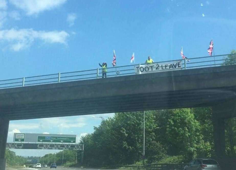 Brexit supports have draped a banner over a bridge on the A2, asking drivers to 'toot to leave'