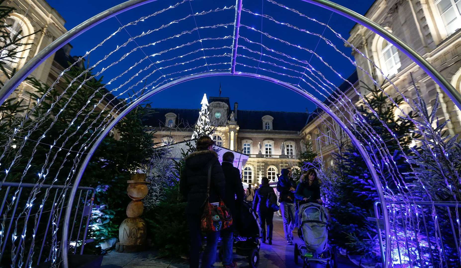 You'll find many different handmade crafts and orginal Chrismas gifts for sale at the Christmas market! Photography: L.Rousselin & S.Coquille.