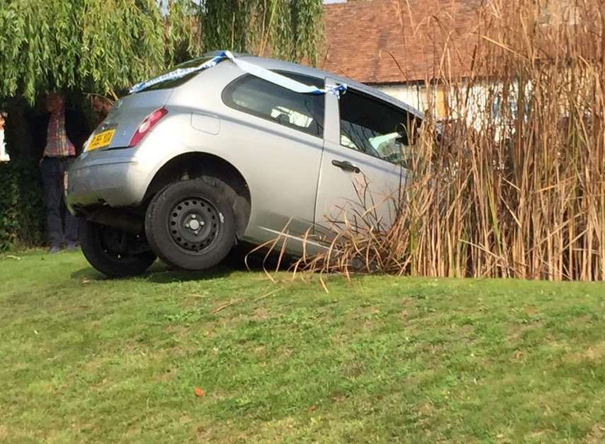 The car in Otford Pond. Picture: @lizzibizzidizzi