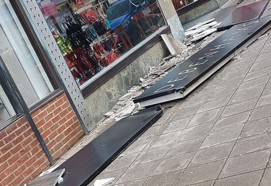 The falling sign from Debenhams in Folkestone. Credit: Aaron Plowman-Denton (3876472)