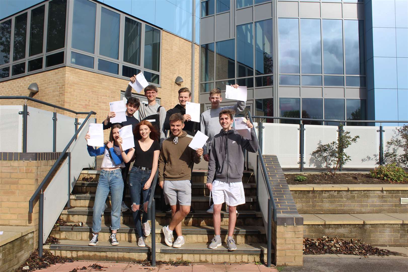 Nina Lewis, Lauren Sheahan, Emmanuel Fanthome-Hodgson, Joseph Smy, Daniel Turner, Fred Duffield, Harry Gowers and Evan Lewis from Oakwood Park Grammar School (15280209)