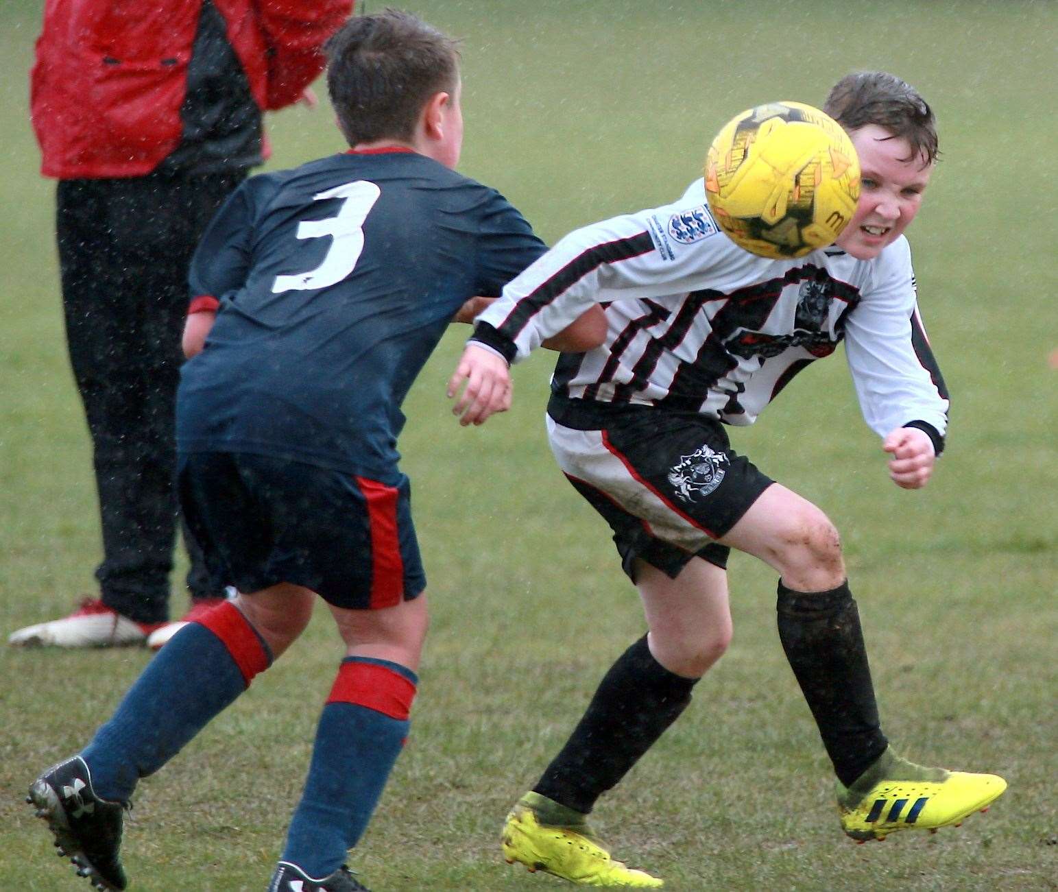 Milton & Fulston under-11s get ahead of Hempstead Valley Colts under-11s. Picture: Phil Lee FM31093514