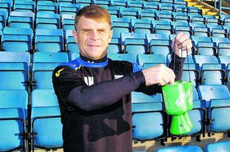 Andy Hessenthaler backs MM Christmas appeal