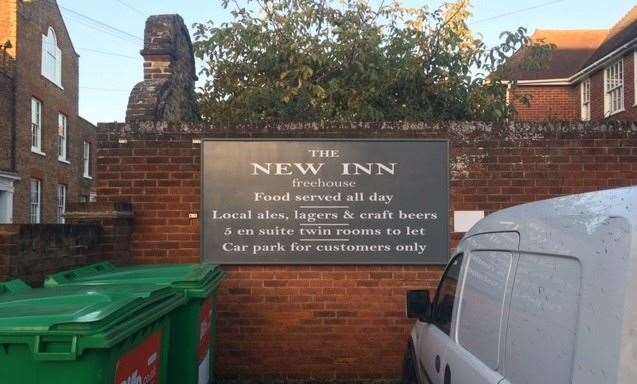 The pub sign in the New Inn car park makes it clear parking is for customers only and also advertises the fact that the pub has five en suite twin rooms