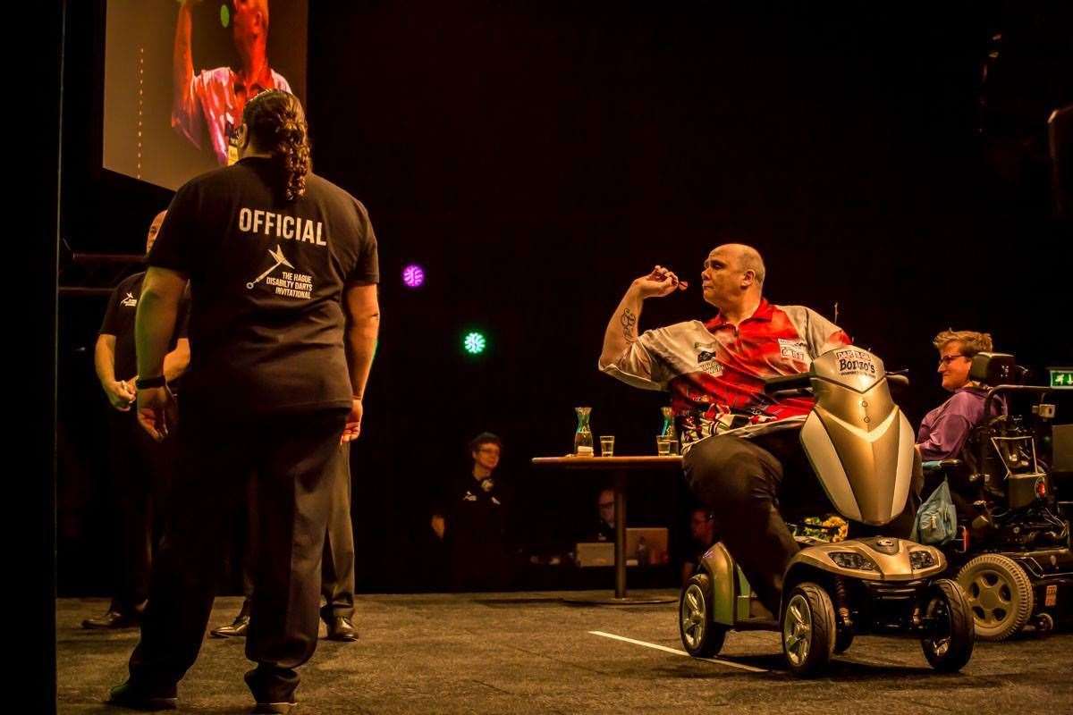 Darts player Kevin Stringer in action