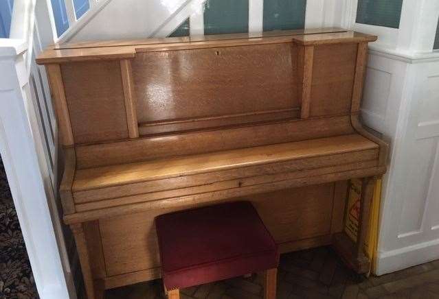 At the base of the hotel stairs I spied the pub piano, which looks to be in good working order