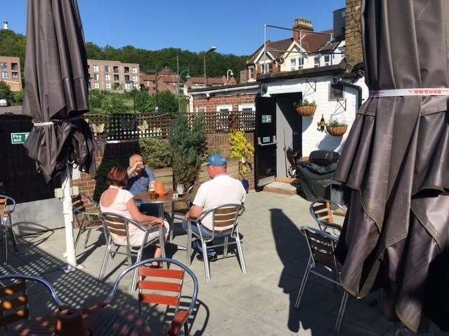 There’s a reasonably-sized outdoor area at the back of the pub and it quite well screened from the Halfords’ car park