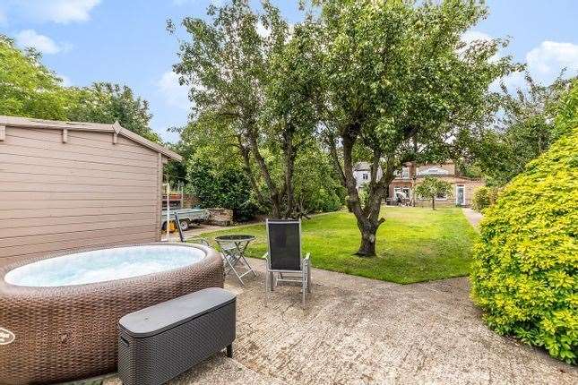 Or a dip in the hot tub? Picture: Zoopla / Bromley Property Company