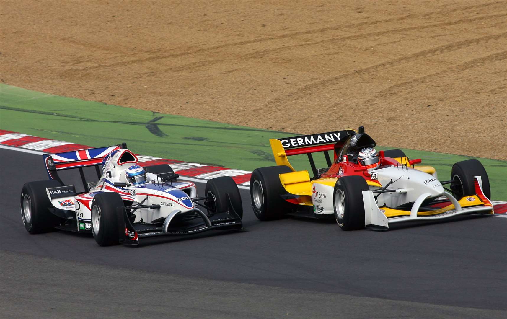 Team GB's Robbie Kerr goes wheel-to-wheel through Paddock Hill Bend with Germany's Nico Hulkenberg in 2007