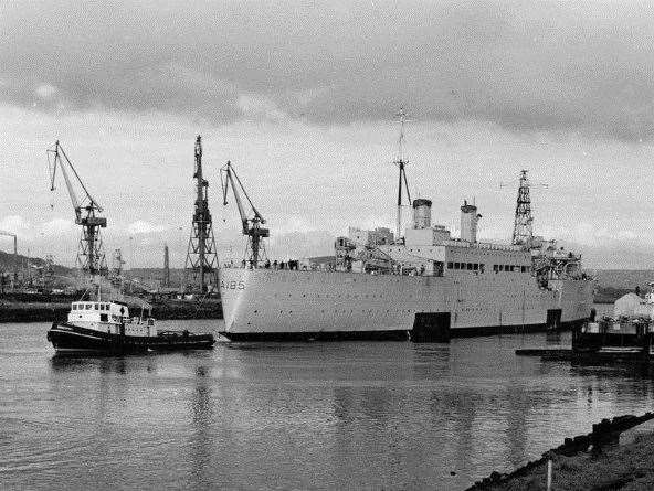 HMS Maidstone leaves Ireland to be scrapped