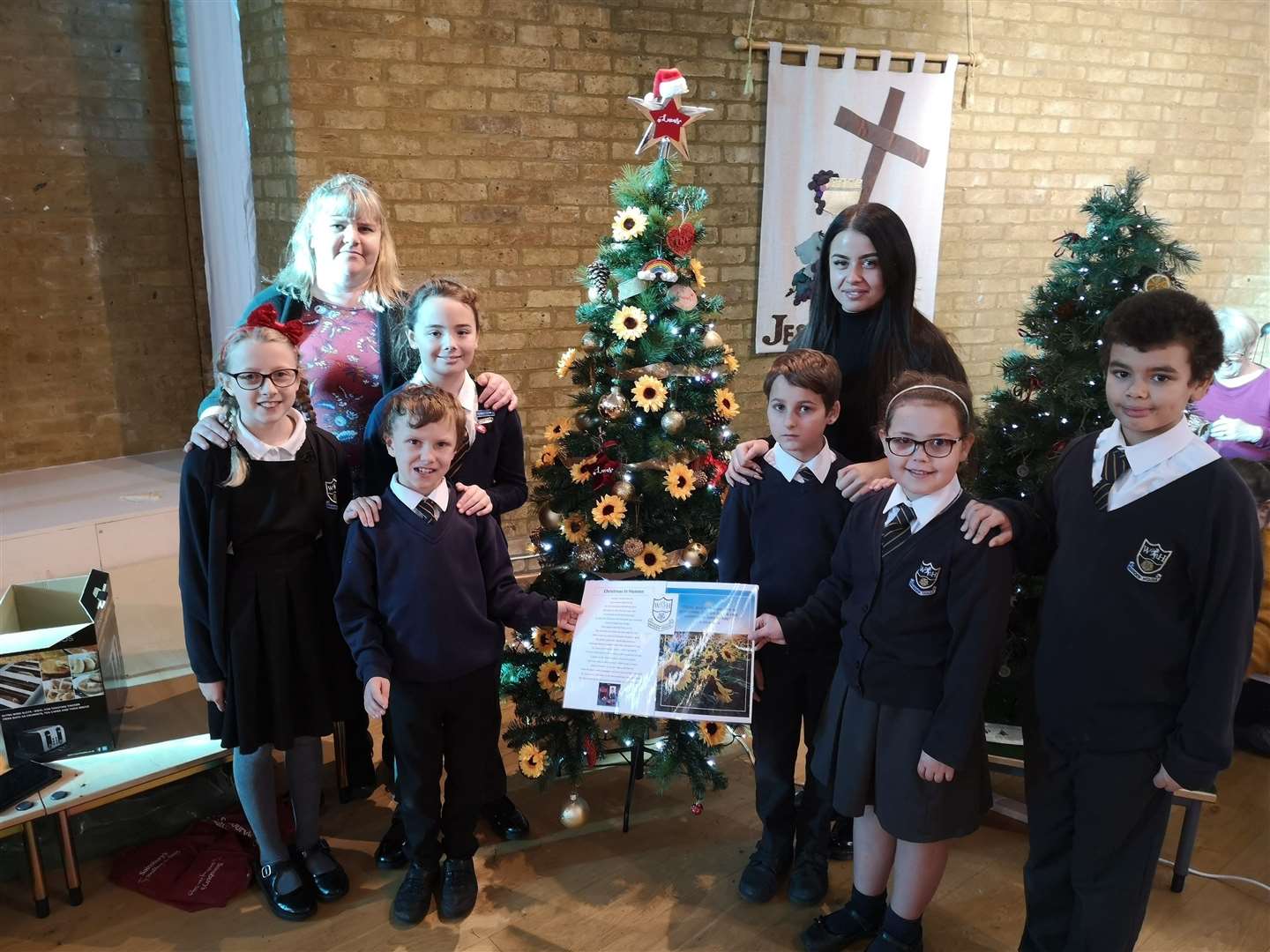 Iris O'Gorman, TA Caroline Luck. Damian Horton, Amelia Pye, Ethan Watson, TA Jess Howard, Rachel Page and Keian Clarke decorated Lucas' tree