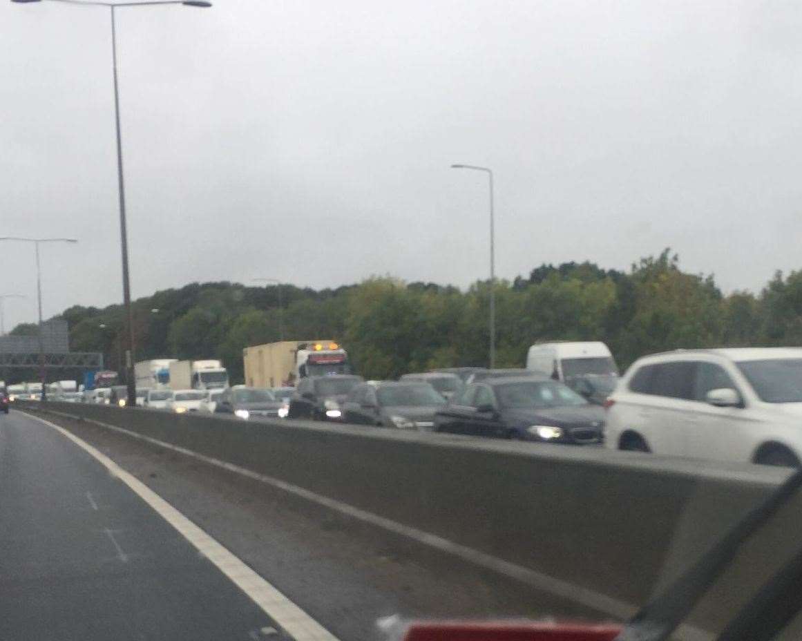 There is heavy traffic on the A2 following the crash (19098744)