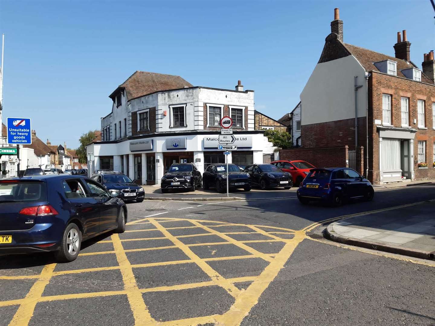 Signs say Sandwich town centre is unsuitable for heavy goods vehicles