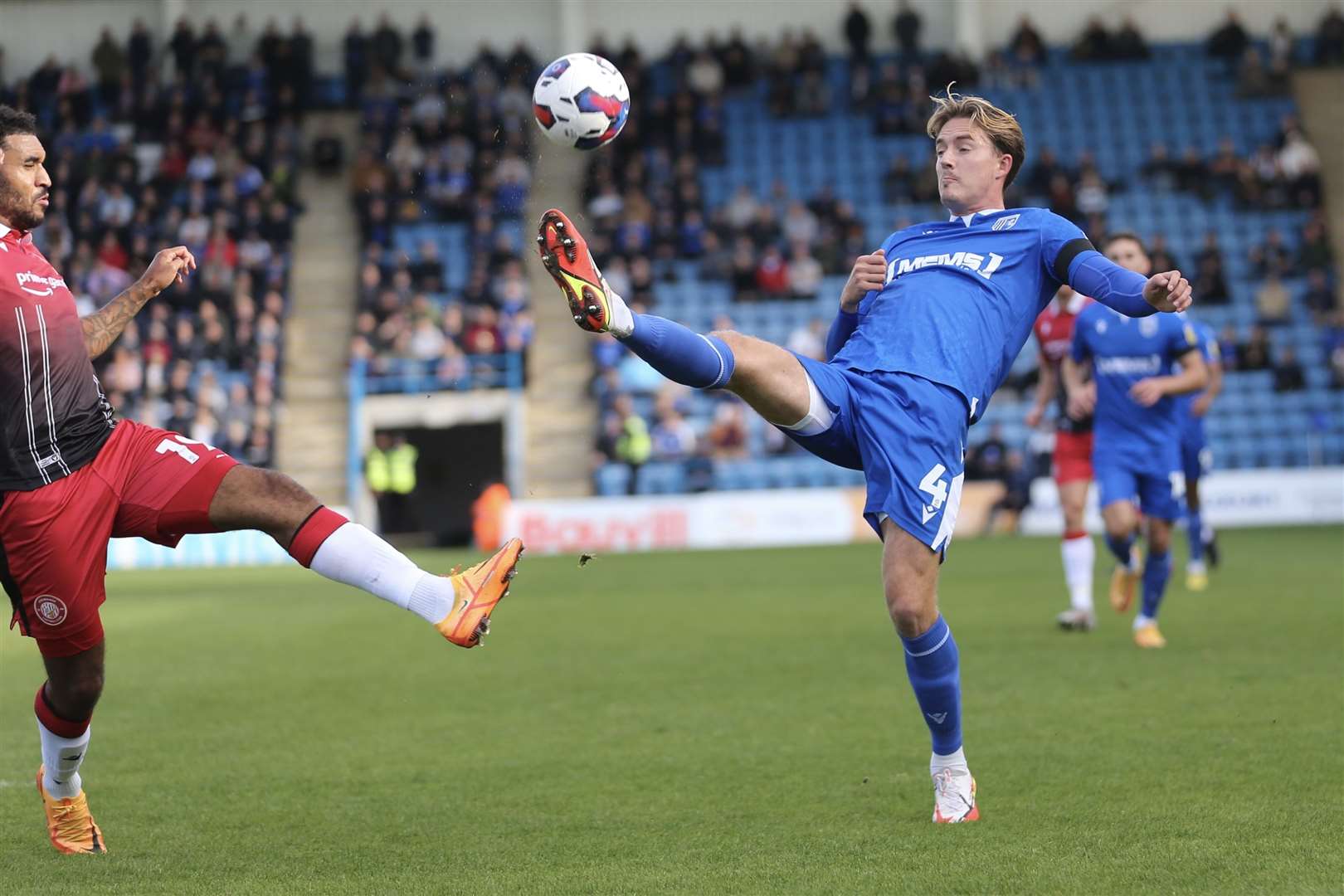 Will Wright stretches to meet the ball ahead of Jamie Reid Picture: KPI (60013554)