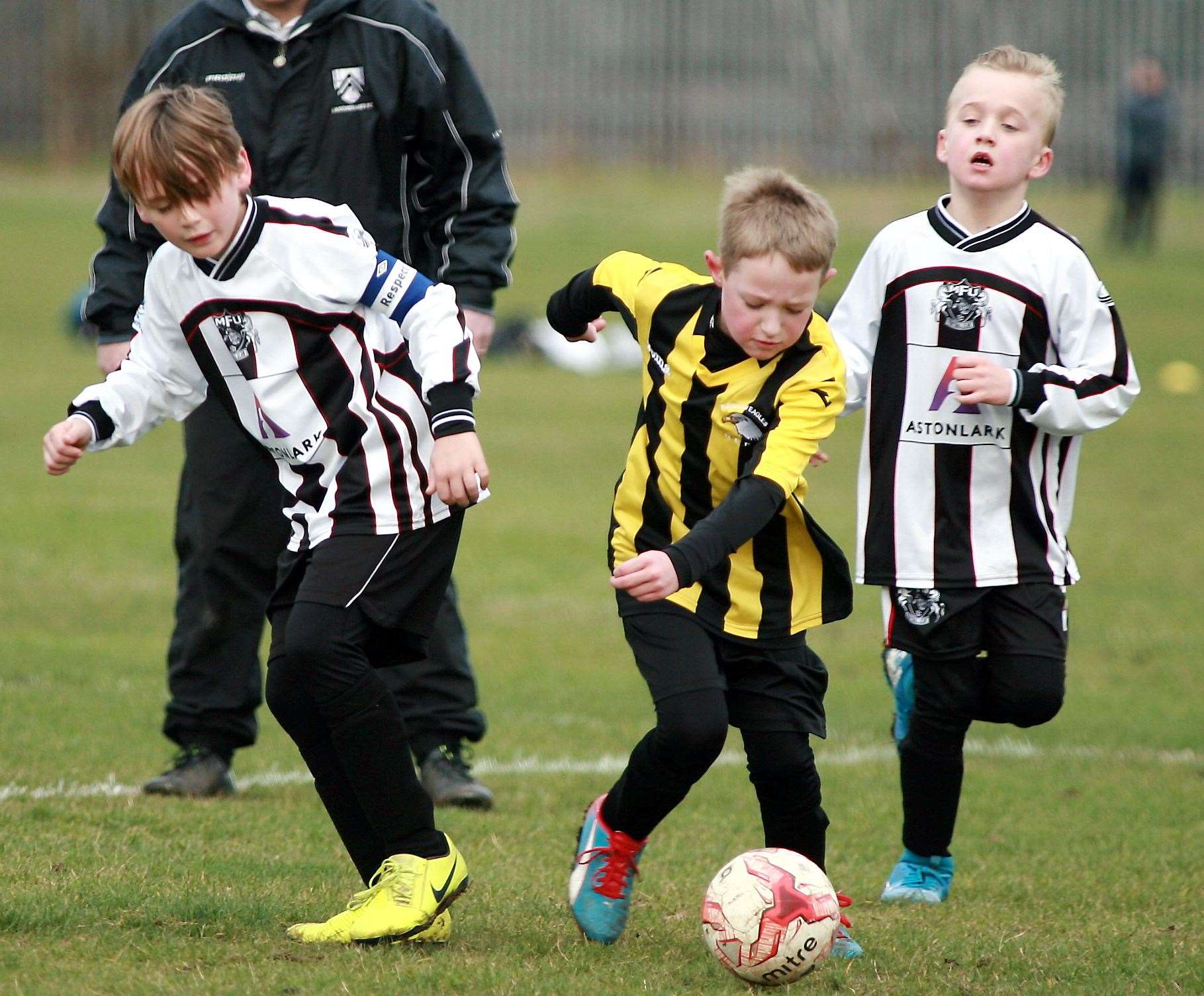 Rainham Eagles under-9s get between Milton and Fulston United Athletic under-9s Picture: Phil Lee