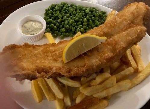 Pub grub was the order of the day and I chose the classic fish and chips. Cooked fresh and served piping hot, I was mightily impressed by both the chips and the fish