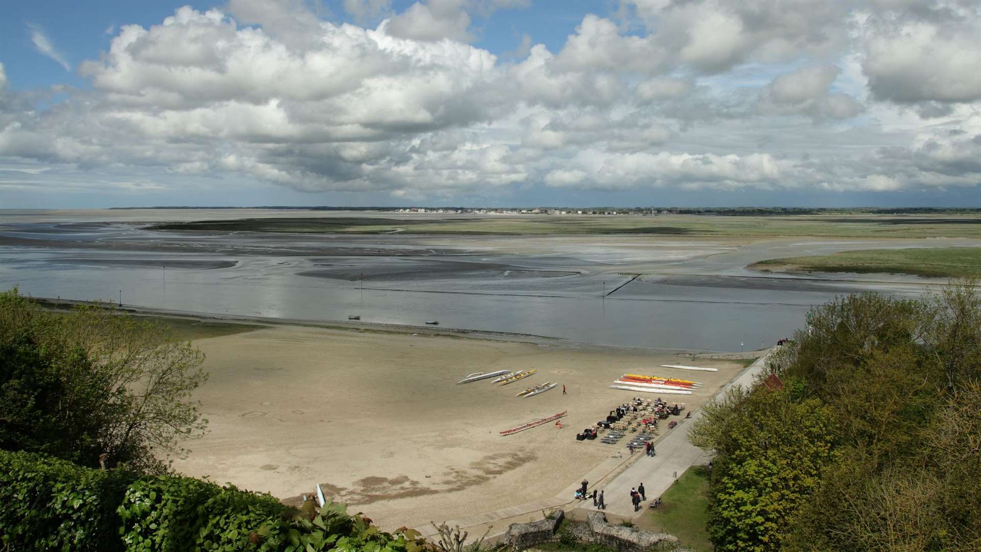 Saint-Valery-sur-Somme's stunning medieval character, its Gothic church and its waterside boardwalk make it a popular tourist destination.