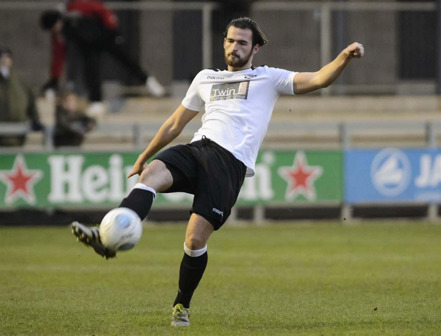 Dartford defender Ronnie Vint Picture: Andy Payton