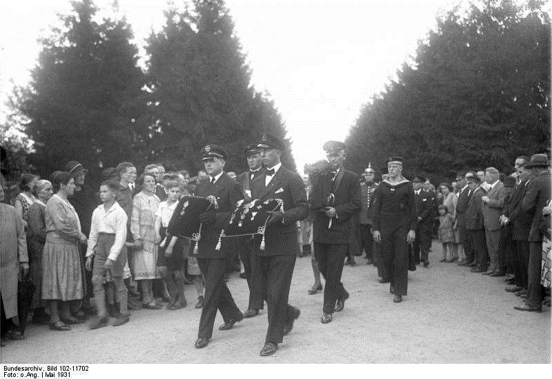 Gunther Pluschow's funeral procession in Berlin following his death in South America in 1931. Picture: German Federal Archive