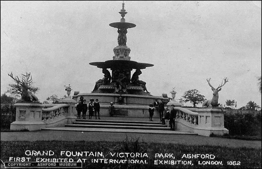 The Hubert Fountain - with adjoining statues - upon its installation in Victoria Park