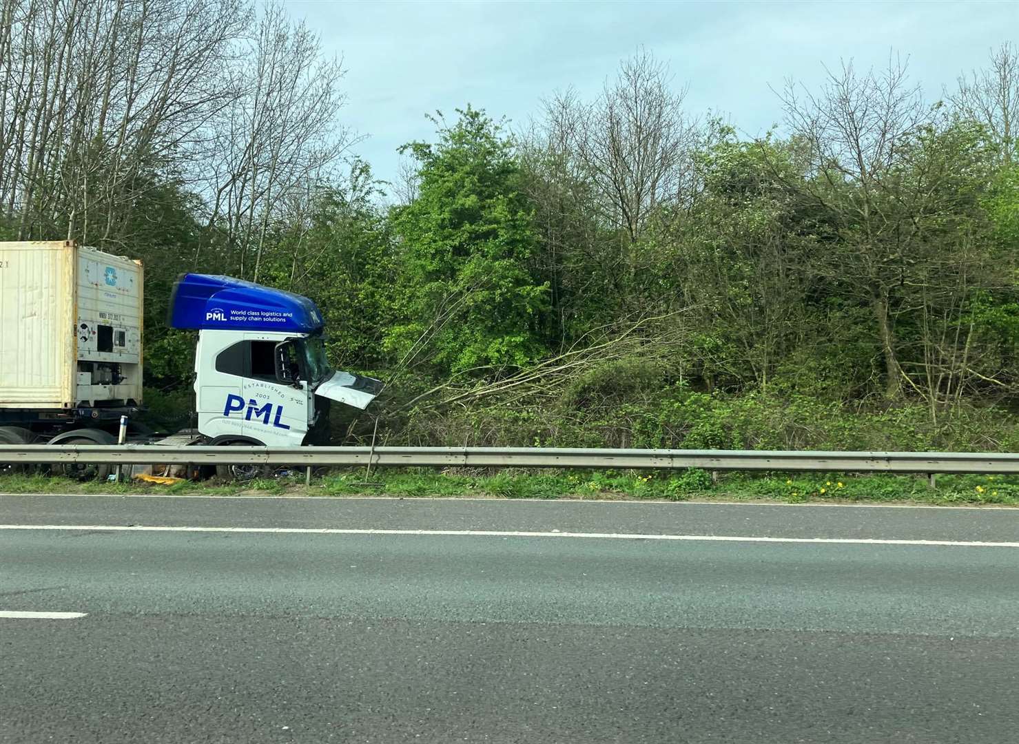 The lorry struck a tree