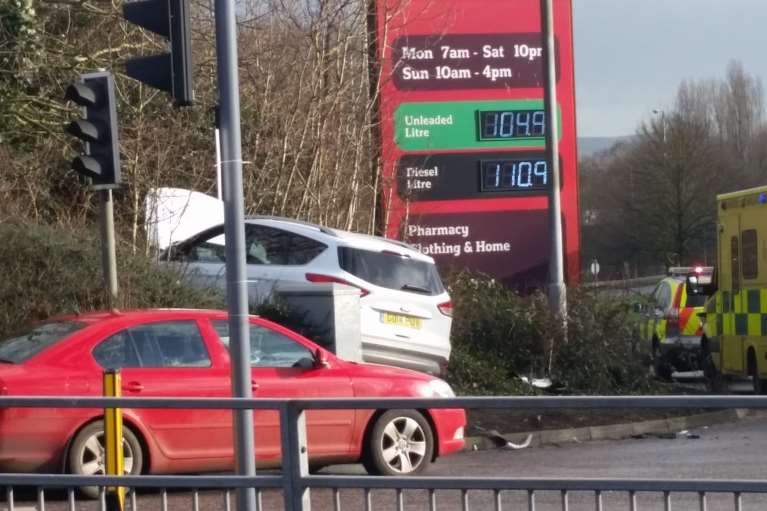 A car ended up in the hedge