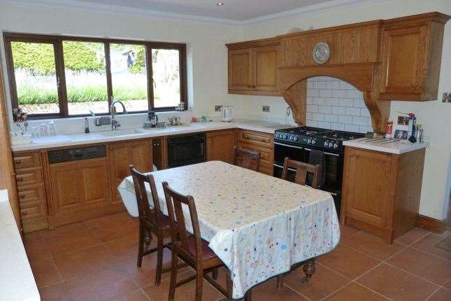 The oak kitchen. Picture: Zoopla / Mayes and Johnson Estate