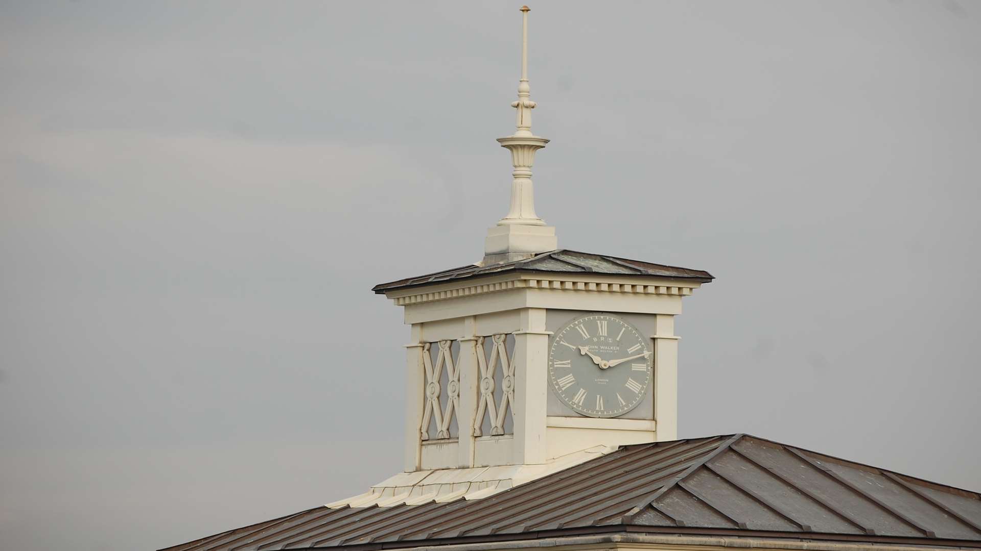 Gravesend Pier's clock had been broken since 2014