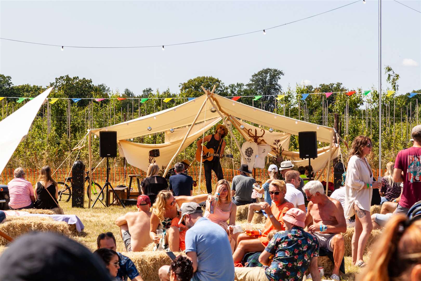 Live and acoustic acts performed at the festival. Photographer: Richard Butters