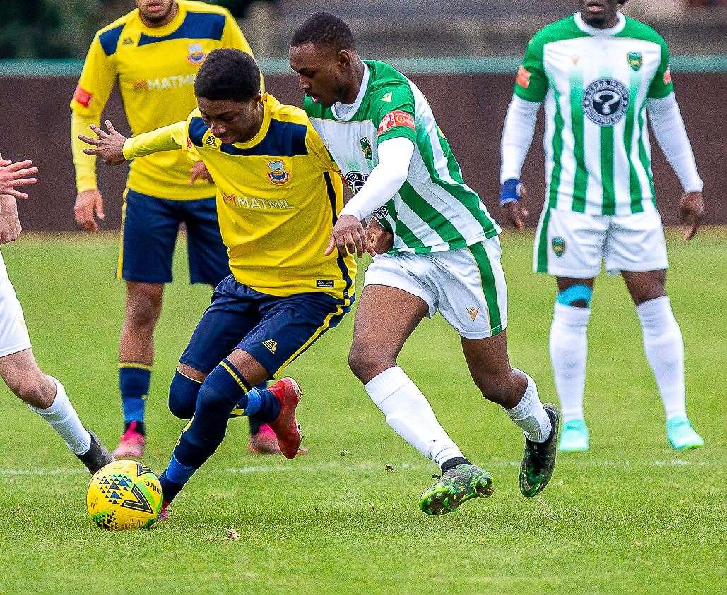 Montrell Deslandes on the ball for the Oystermen. Picture: Les Biggs