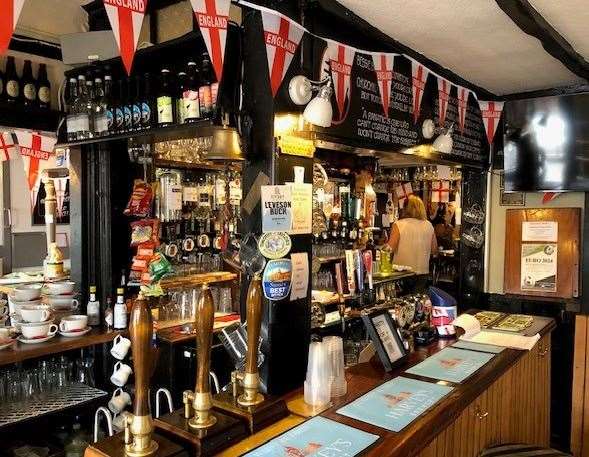 A very traditional bar, right through the centre of the pub, allows customers access to order from all three sides of the pub