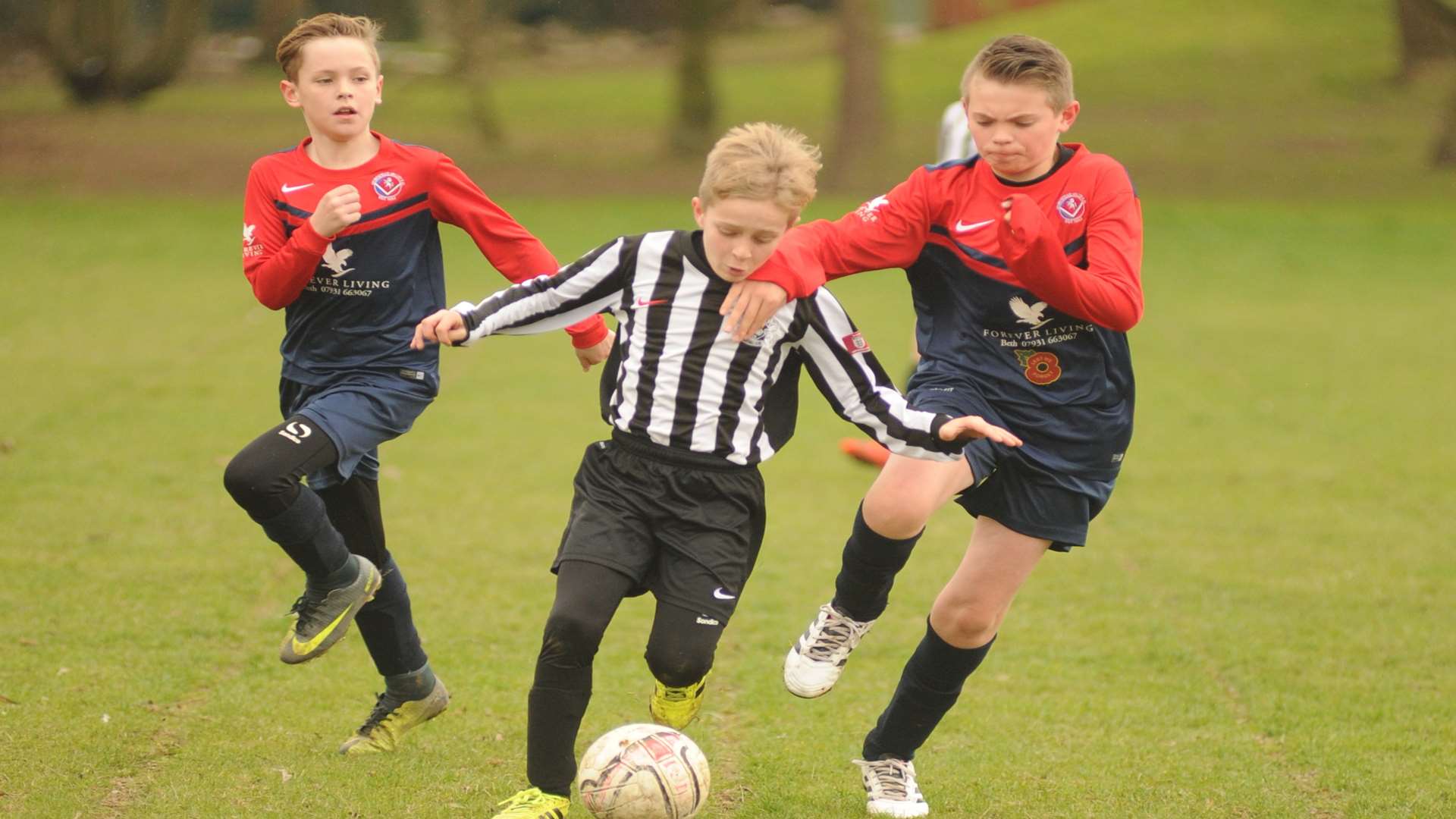 Milton & Fulston United under-11s find a gap against Hempstead Valley Rangers Picture: Steve Crispe