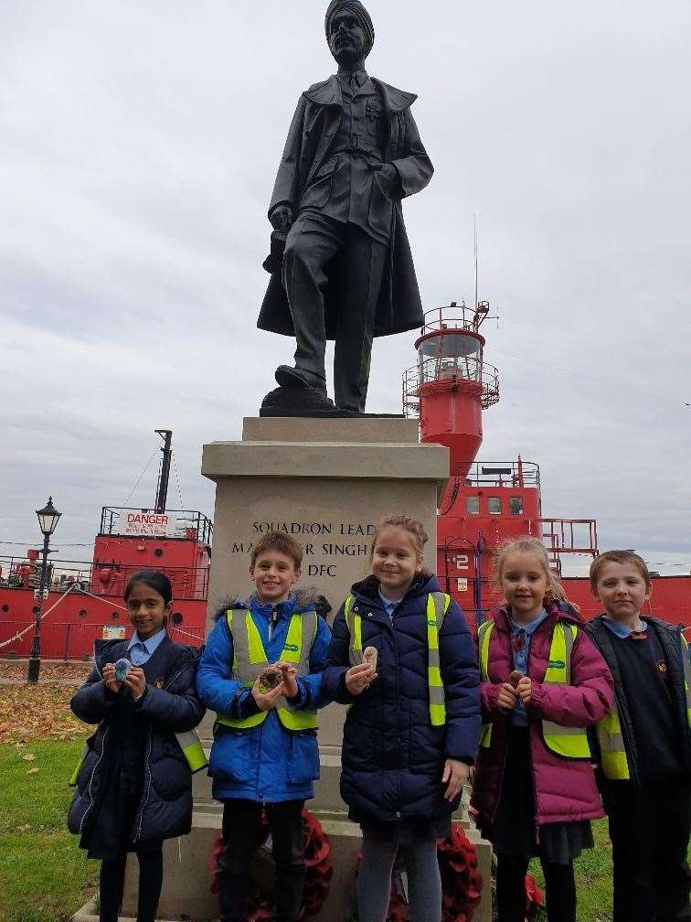 At the memorial to Squadron Leader Mahinder Singh Pujji in St Andrew's Gardens. Class 2B: Sehaj, Rafferty, Alexandra, Daisy and Gavin