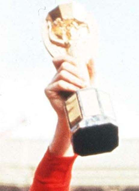 Bobby Moore holds aloft the Jules Rimet World Cup trophy, could England's eFootball stars bring home silverware today? (Photo by Popperfoto/Getty Images). (3093627)