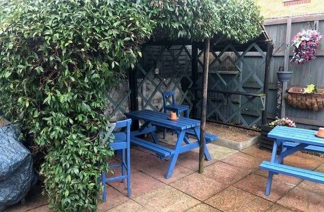 This covered area to the left, at the back of the pub, is the smoking area and is equipped with heaters