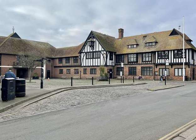 How the bus stand used to look at Guildhall Square in Sandwich