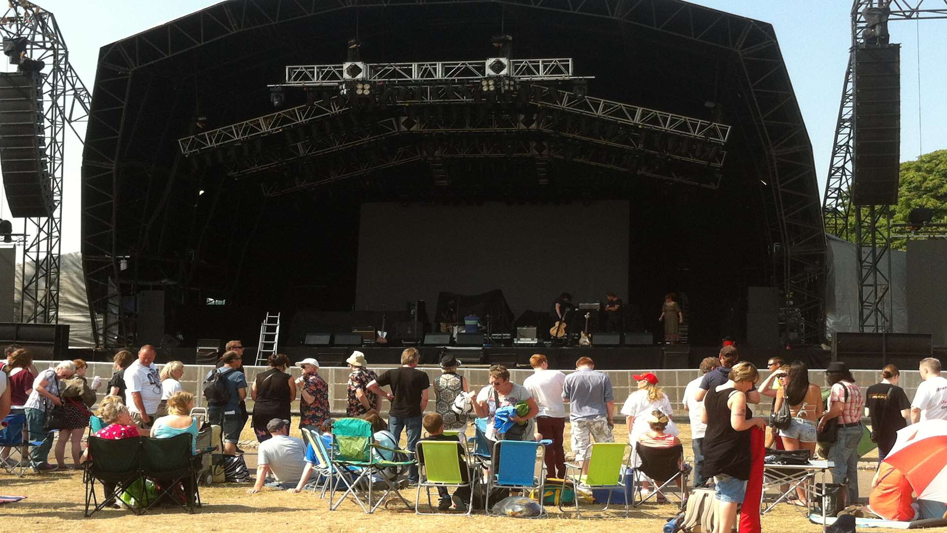 Eager Status Quo fans waiting at the Castle Gardens