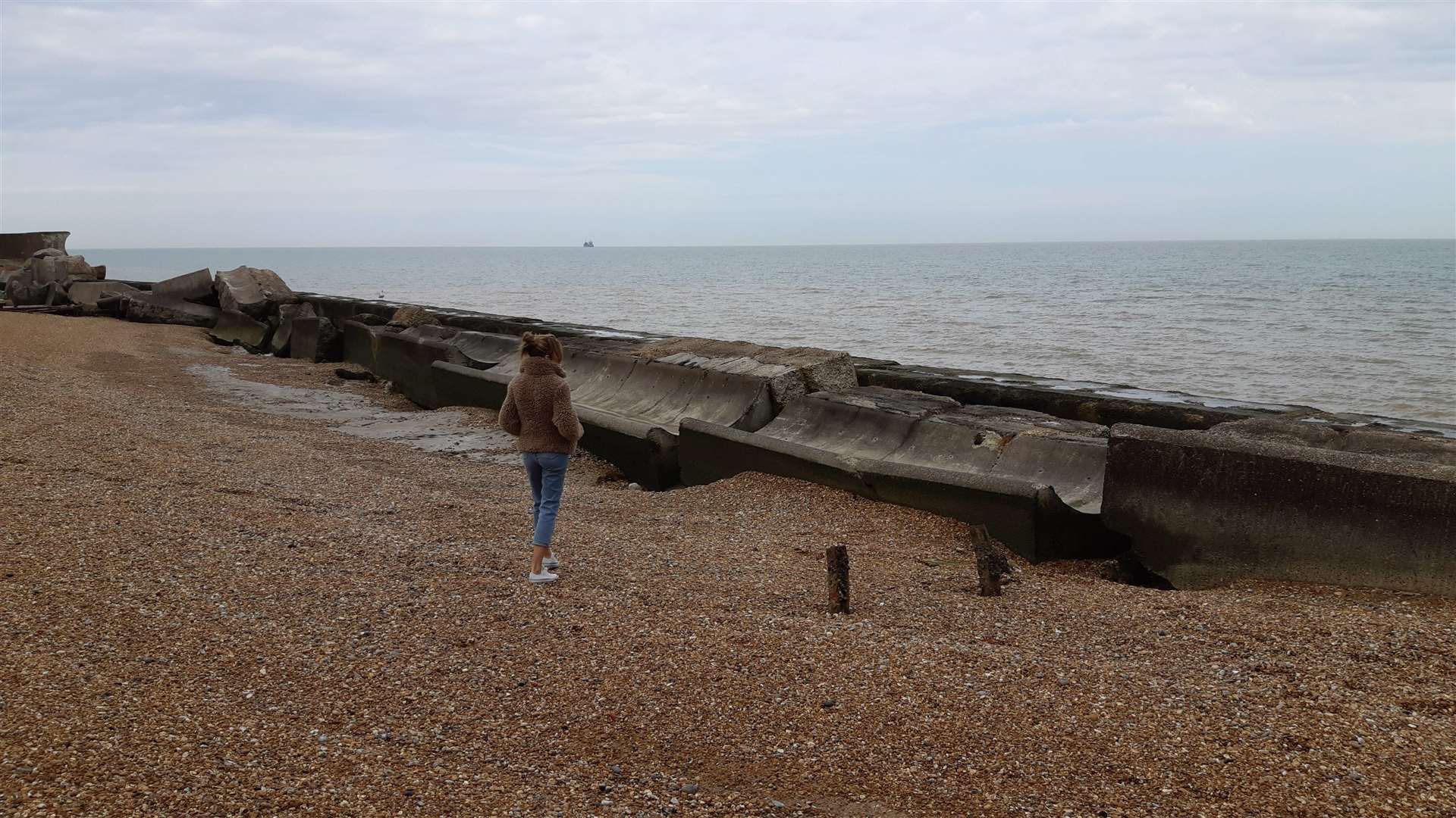 Lisa Rogers has visited the site where her father died for the first time (4798052)