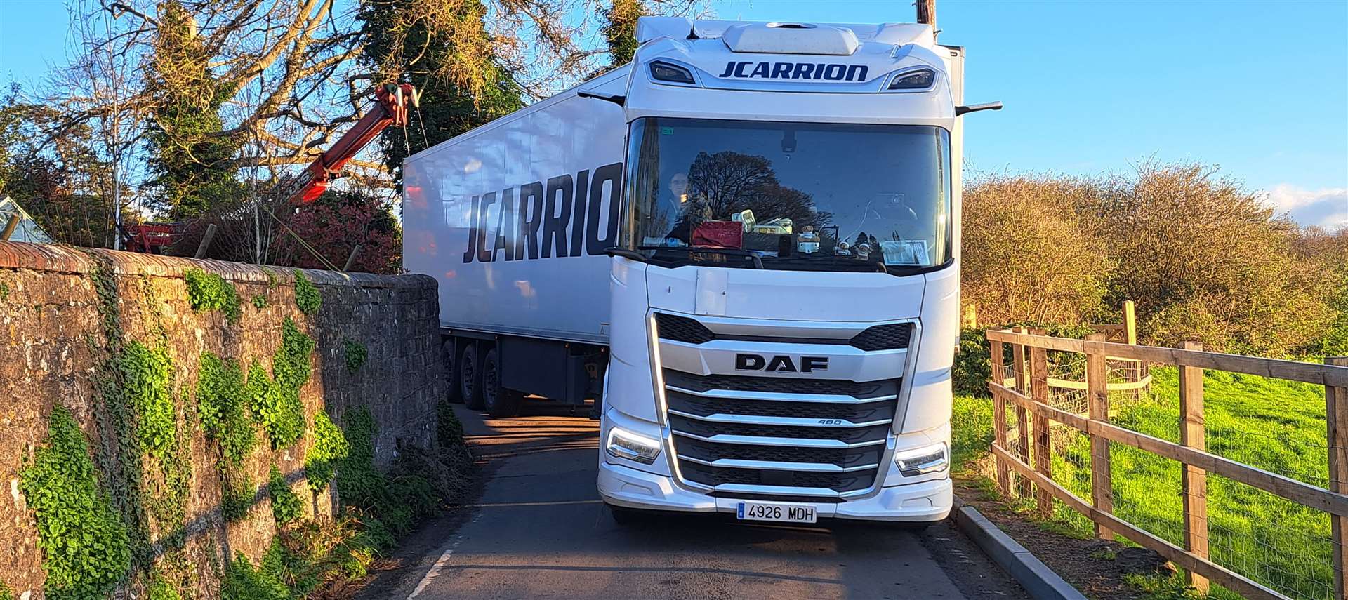 The lorry is jammed in Cripple Street