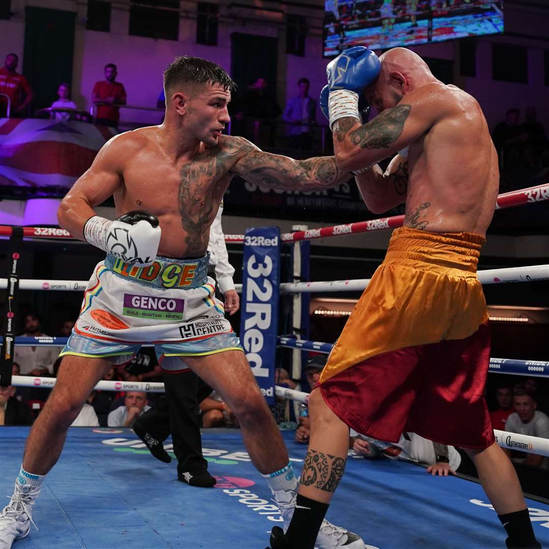 Sam Noakes, white trunks, on his way to victory against Gianluca Ceglia. Picture: Stephen Dunkley / Queensberry Promotions