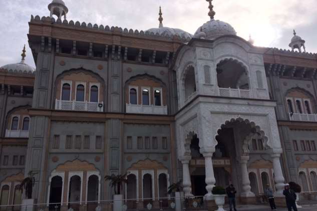 Bollywood film Mubarakan being filmed at gurdwara in Gravesend