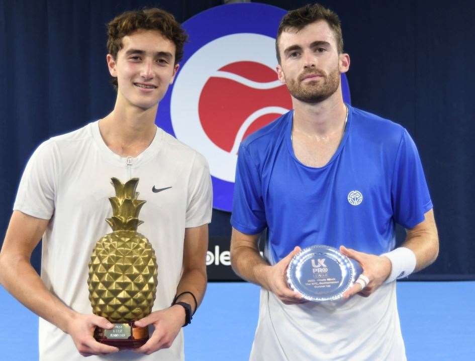 Patrick Brady, left, with runner-up Giles Hussey after their men’s UK Pro League Final