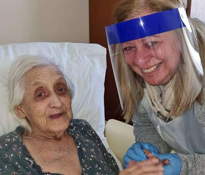 Beverley Sawyer visiting her mum Rita Bronger, 92, for the first time after the Covid-19 lockdown