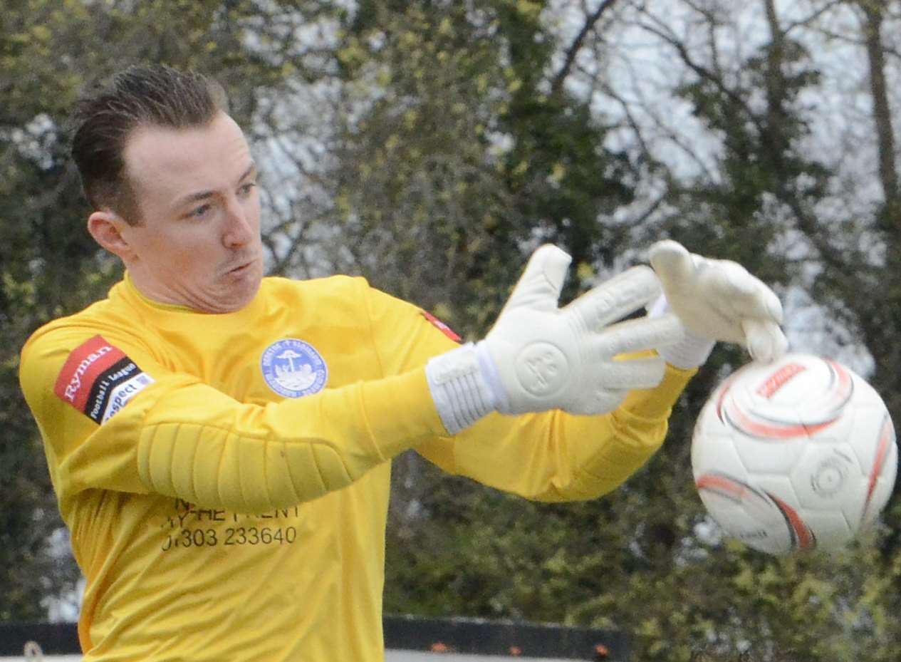 Hythe keeper Joe Mant. Picture; Chris Davey