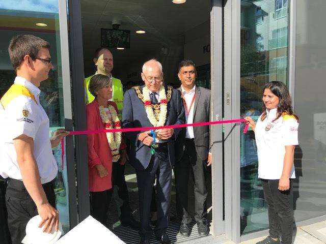 The Mayor of Tunbridge Wells cuts the ribbon. (3664120)