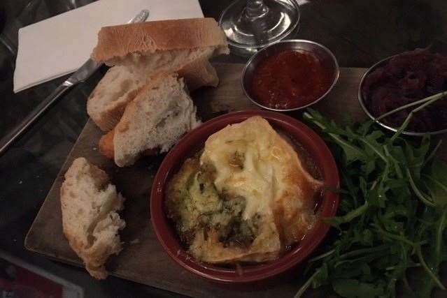 For a starter Mrs SD and I shared a baked brie, served with bread, rocket and drips, for £6.25 and it was fine