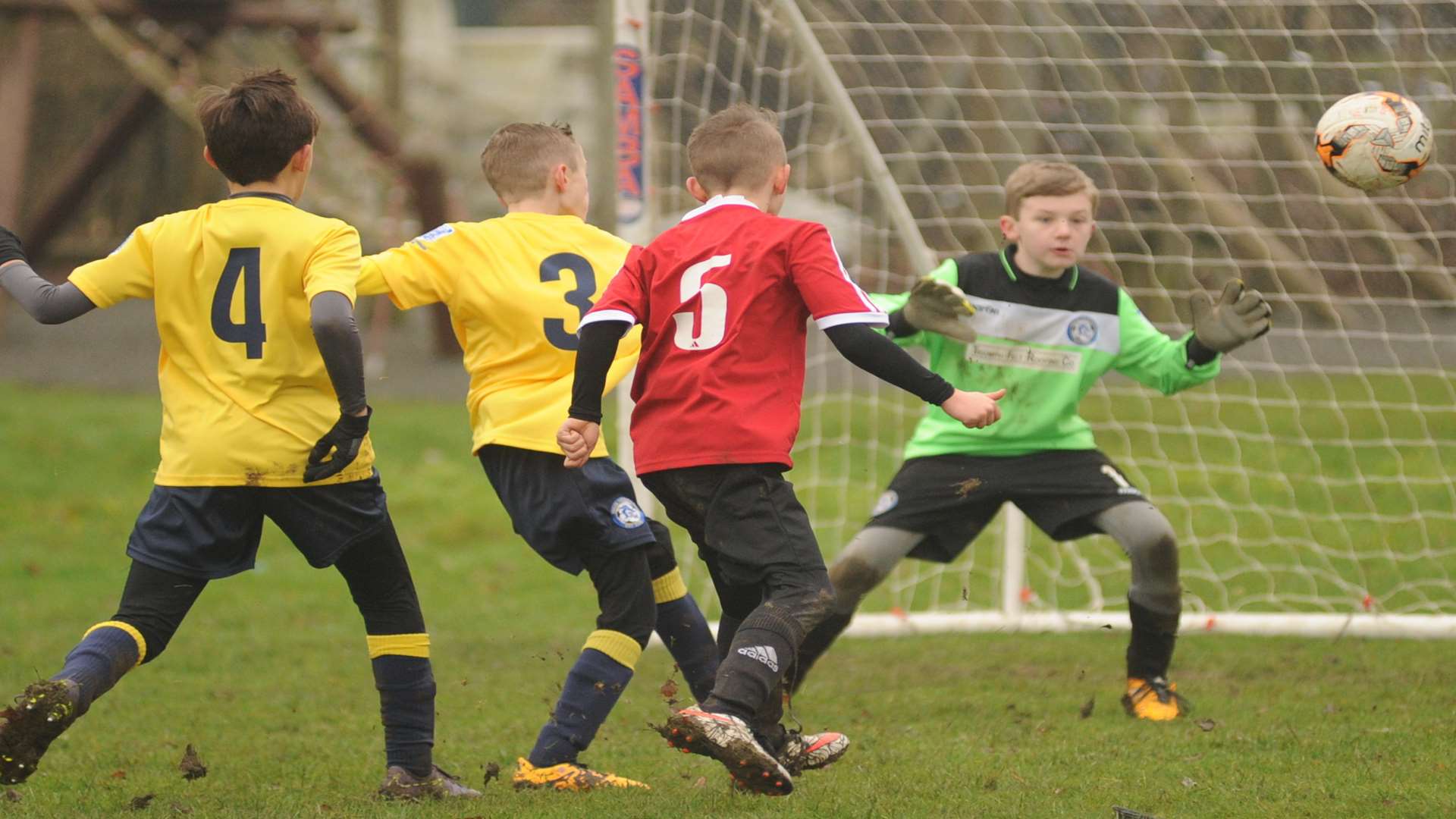 Iwade Herons under-10s (yellow) battle Thamesview Picture: Steve Crispe