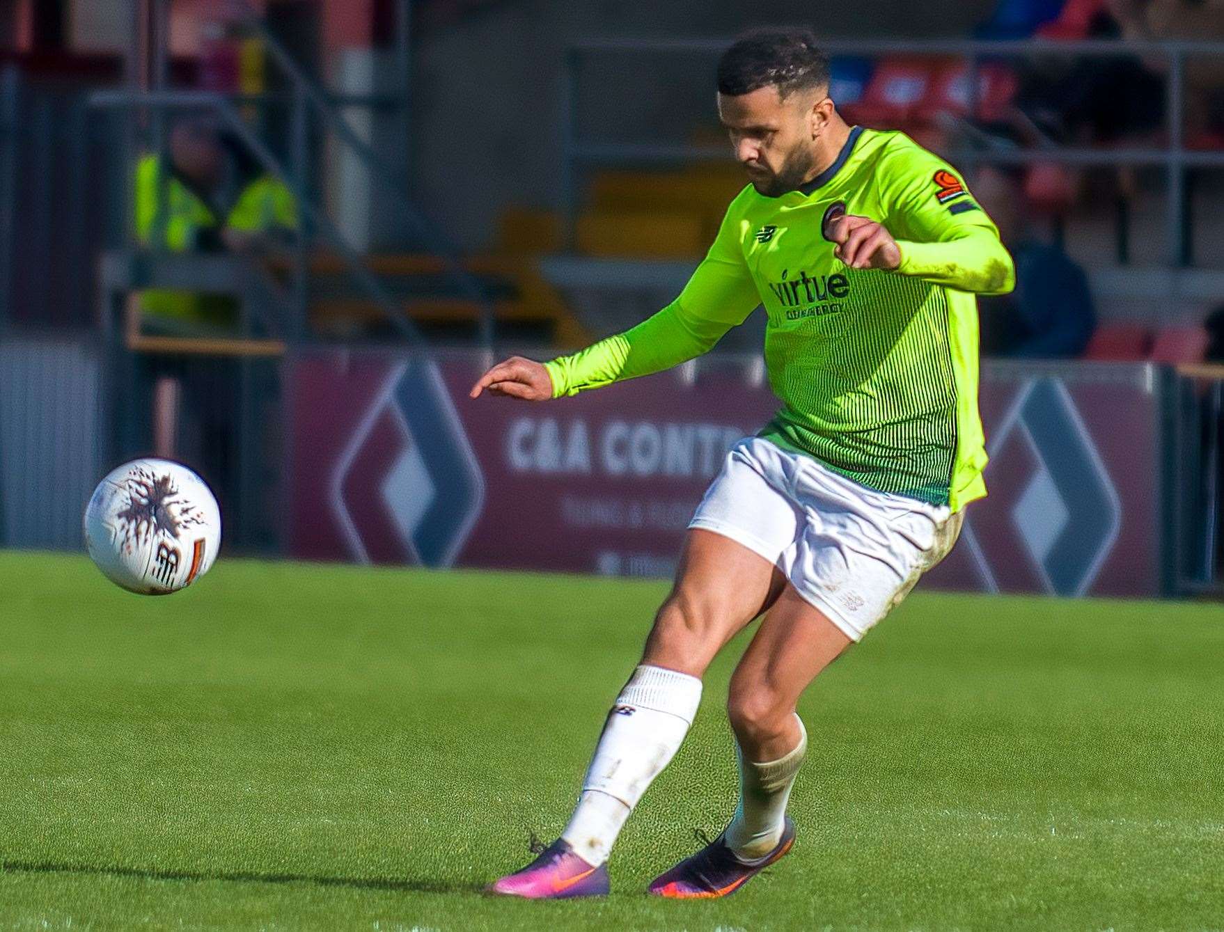 Billy Clifford. Dagenham & Redbridge v Ebbsfleet United (yellow), National League, 1 April 2024. Picture: Ed Miller/EUFC